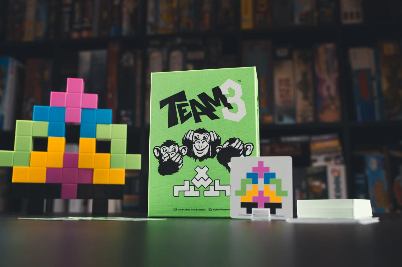 TEAM3 Green box and stacked pieces